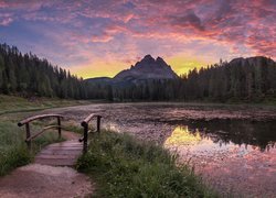 Jezioro, Antorno Lake, Mostek, Góry, Dolomity, Masyw, Tre Cime di Lavaredo, Drzewa, Las, Zachód słońca, Chmury, Prowincja Belluno, Włochy