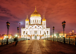 Widok z mostu na oświetlony Sobór Chrystusa Zbawiciela w Moskwie nocą