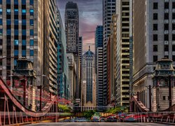 Widok z mostu na wieżowce w Chicago