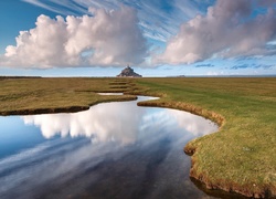 Francja, Mont Saint Michel, Opactwo św Michała Archanioła, Chmury, Woda, Łąka