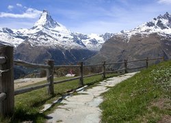 Widok z ogrodzonej drogi na szczyt Matterhorn w Szwajcarii