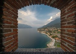 Włochy, Jezioro, Lago di Garda, Veneto, Widok, Niebo, Chmury, Okno, Mur