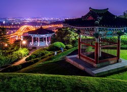 Widok z parku Haengjusanseong na oświetlony most Banghwa Bridge w Goyang