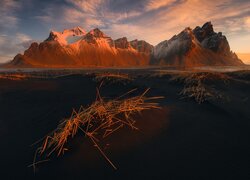 Widok z plaży Stokksnes na rozświetlona górę Vestrahorn w Islandii