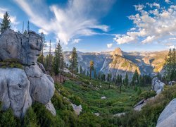 Widok z punktu widokowego Glacier Point na dolinę Yosemite Valley i rozświetlone góry Sierra Nevada