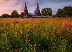 Widok z rozświetlonej łąki na cerkiew