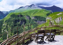 Widok z tarasu widokowego na Park Narodowy Gudauri w Gruzji