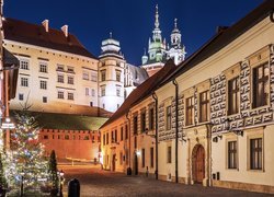 Widok z ulicy Kanoniczej w Krakowie na rozświetlony nocą Wawel