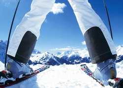 Widok z wysokości nart na ośnieżone Alpy