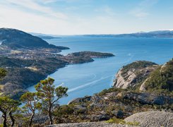 Fiord Husnesfjorden, Wybrzeże, Skały, Drzewa, Wyspa Skorpo, Norwegia