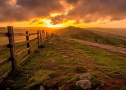 Anglia, Hrabstwo Derbyshire, Park Narodowy Peak District, Góry, Wzgórza, Wschód słońca, Chmury, Płot, Ścieżka
