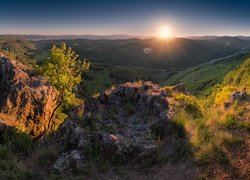 Widok ze skał na dolinę w górach