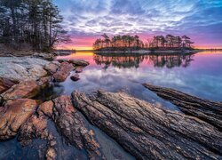 Wschód Słońca, Jezioro, Zatoka, Casco Bay, Skały, Drzewa, Chmury, Park Stanowy Wolfes Neck Woods, Stan Maine, Stany Zjednoczone
