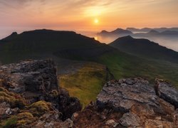 Widok ze skał na góry i doliny Wysp Owczych