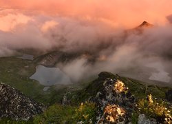 Widok ze skał na jeziora w zamglonych górach