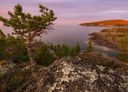Widok ze skał na jezioro Ładoga