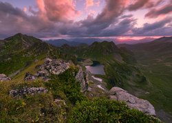 Widok ze skał na jezioro w górach