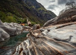 Szwajcaria, Dolina Verzasca, Lavertezzo, Rzeka Verzasca, Kościół, Góry, Skały