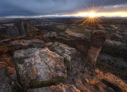 Góry, Skały, Rzeka, Dolina, Promienie słońca, Smith Rock State Park, Stan Oregon, Stany Zjednoczone