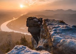 Widok ze skał na rzekę w zamglonym słońcu