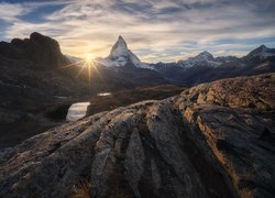 Widok ze skał na szczyt Matterhorn