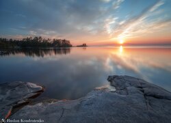 Widok ze skał na zachód słońca nad jeziorem Ładoga