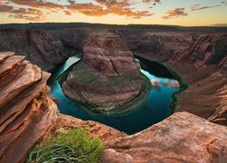 Widok ze skał na zakole rzeki Kolorado w Parku Narodowym Glen Canyon