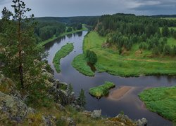 Widok ze skał na zakole rzeki pośród lasów