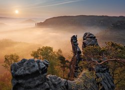 Góry Połabskie, Drzewa, Skały, Mgła, Wschód słońca, Park Narodowy Saskiej Szwajcarii, Niemcy