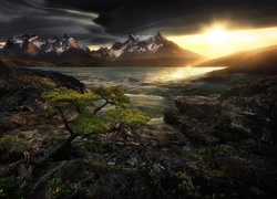 Widok ze skalistego brzegu na masyw górski Torres del Paine w Chile