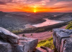 Skały, Bamford Edge, Zachód słońca, Lasy, Wzgórza, Jezioro, Ladybower Reservoir, Park Narodowy Peak District, Anglia