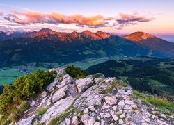 Widok ze skały na Alpy Algawskie i dolinę Tannheimer Valley