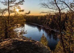 Jezioro Ringnestjerna, Skała, Drzewa, Słońce, Norwegia