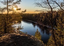 Widok ze skały na jezioro Ringnestjerna w Norwegii