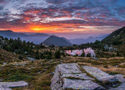 Góry, Jezioro, Laghetto dei Salei, Lasy, Drzewa, Kamienie, Roślinność, Wschód słońca, Chmury, Dolina, Valle Onsernone, Szwajcaria