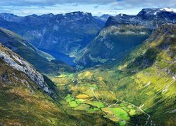 Widok ze szczytu Dalsnibba na dolinę i fiord Geirangerfjord w Norwegii