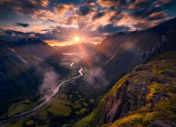 Norwegia, Dolina Romsdalen, Góry, Rzeka Rauma, Wschód słońca