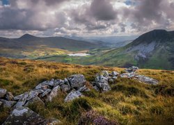 Widok ze szczytu Mynydd Mawr na jezioro w Parku Narodowym Snowdonia