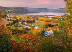 Widok ze wzgórza na domy w prowincji Quebec