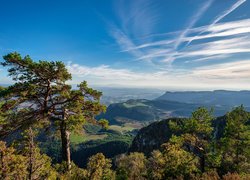 Widok ze wzgórza na góry Serra de Queralt w Katalonii