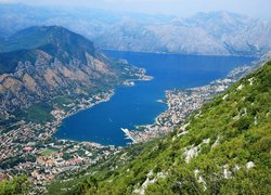 Widok ze wzgórza na miasto Kotor i Zatokę Kotorską w Czarnogórze