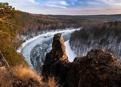 Rzeka Czusowaja, Śnieg, Drzewa, Skały, Trawa, Rosja