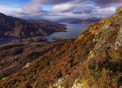 Widok ze zbocza góry na jezioro Loch Katrine