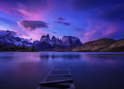 Widok ze zniszczonego pomostu na masyw górski Torres del Paine w Chile