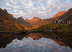 Norwegia, Fiord, Morze, Góry Mengelsdalstinden, Jesień, Dom, Chmury, Odbicie