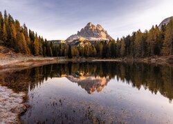 Widok znad jeziora Antorno Lake na masyw Tre Cime di Lavaredo we włoskich Dolomitach