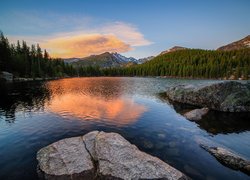 Góry Skaliste, Jezioro Bear Lake, Park Narodowy Gór Skalistych, Kamienie, Drzewa, Chmury, Kolorado, Stany Zjednoczone