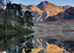 Widok znad jeziora Blea Tarn na szczyty Langdale Pikes