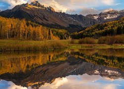 Góry, San Juan Mountains, Góra Mount Sneffels, Drzewa, Jesień, Jezioro, Blue Lake, Stan Kolorado, Stany Zjednoczone