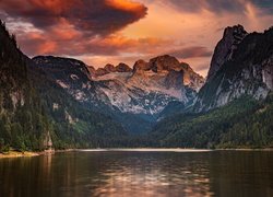 Widok znad jeziora Gosaussen na góry Dachstein